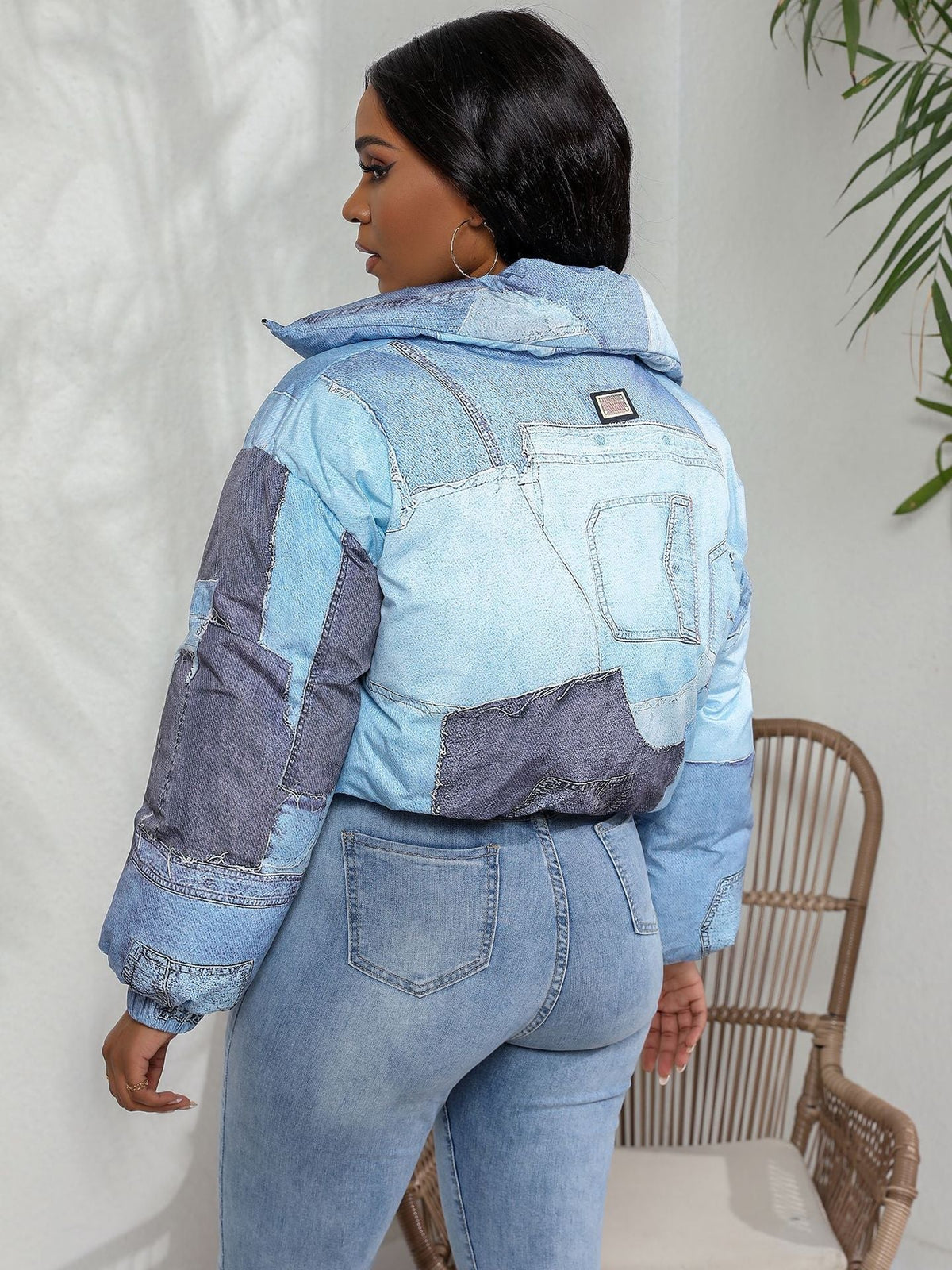 Kort vatteret pufferjakke til kvinder med denim-patchwork og høj ståkrave – varm vinterjakke med afslappet pasform, lynlåslukning og elastiske manchetter til afslappet streetwear og hverdagsbrug i koldt vejr