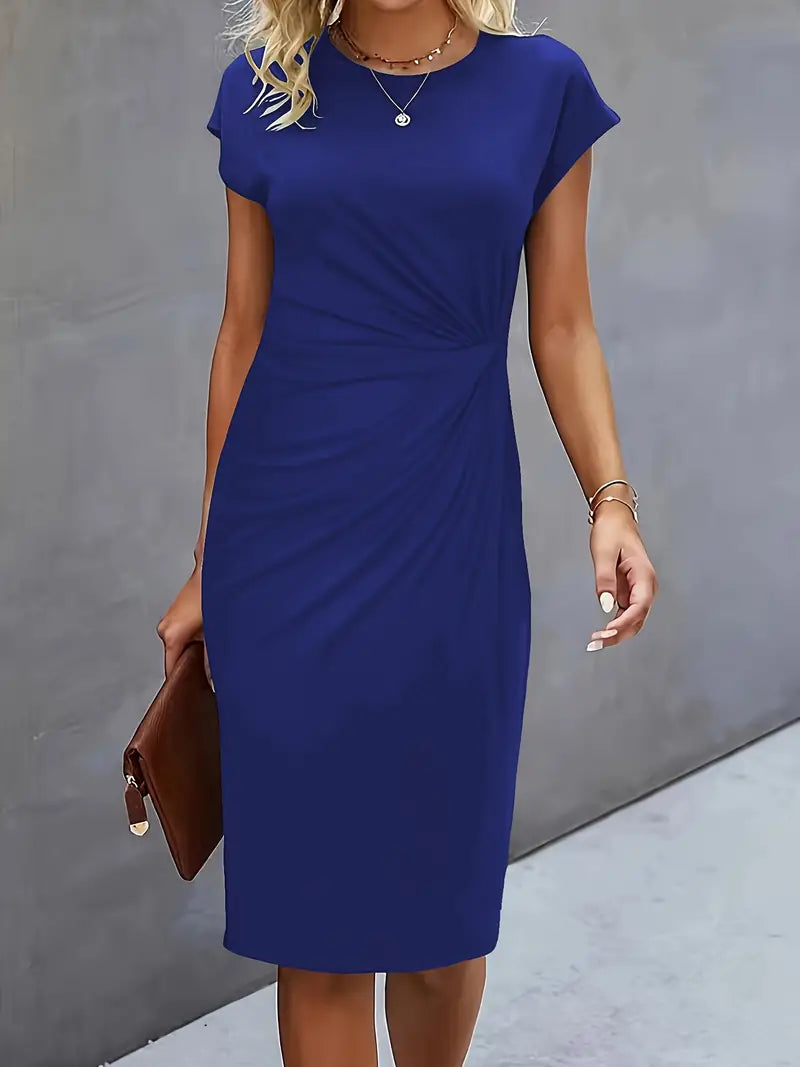 Kvinders bodycon-midi-kjole med rynket talje og korte ærmer