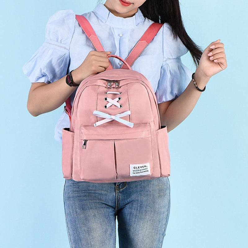 Mochila de nailon para mujer con detalle de lazo: compacta, con varios bolsillos y correas de hombro ajustables