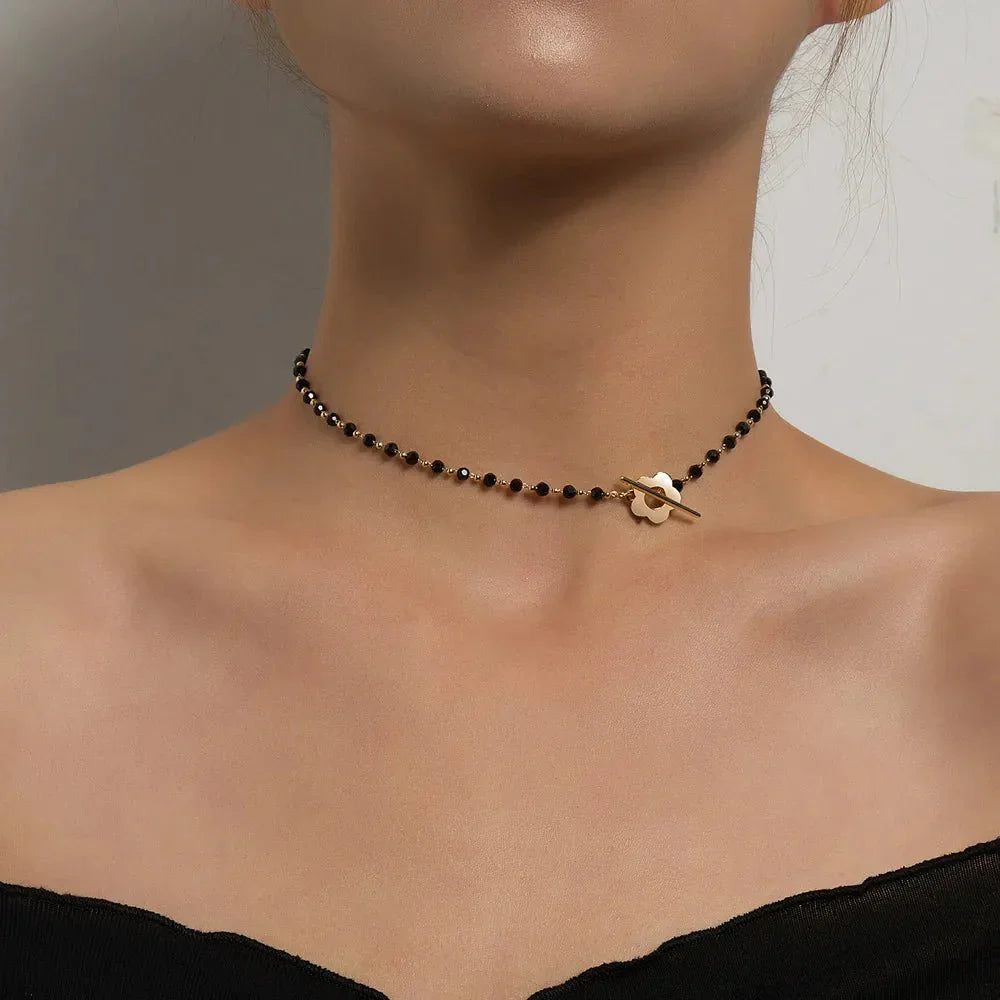 Dámský květinový náhrdelník typu choker s korálky - černý korálkový řetízek s květinovým zapínáním na toggle pro denní i večerní nošení
