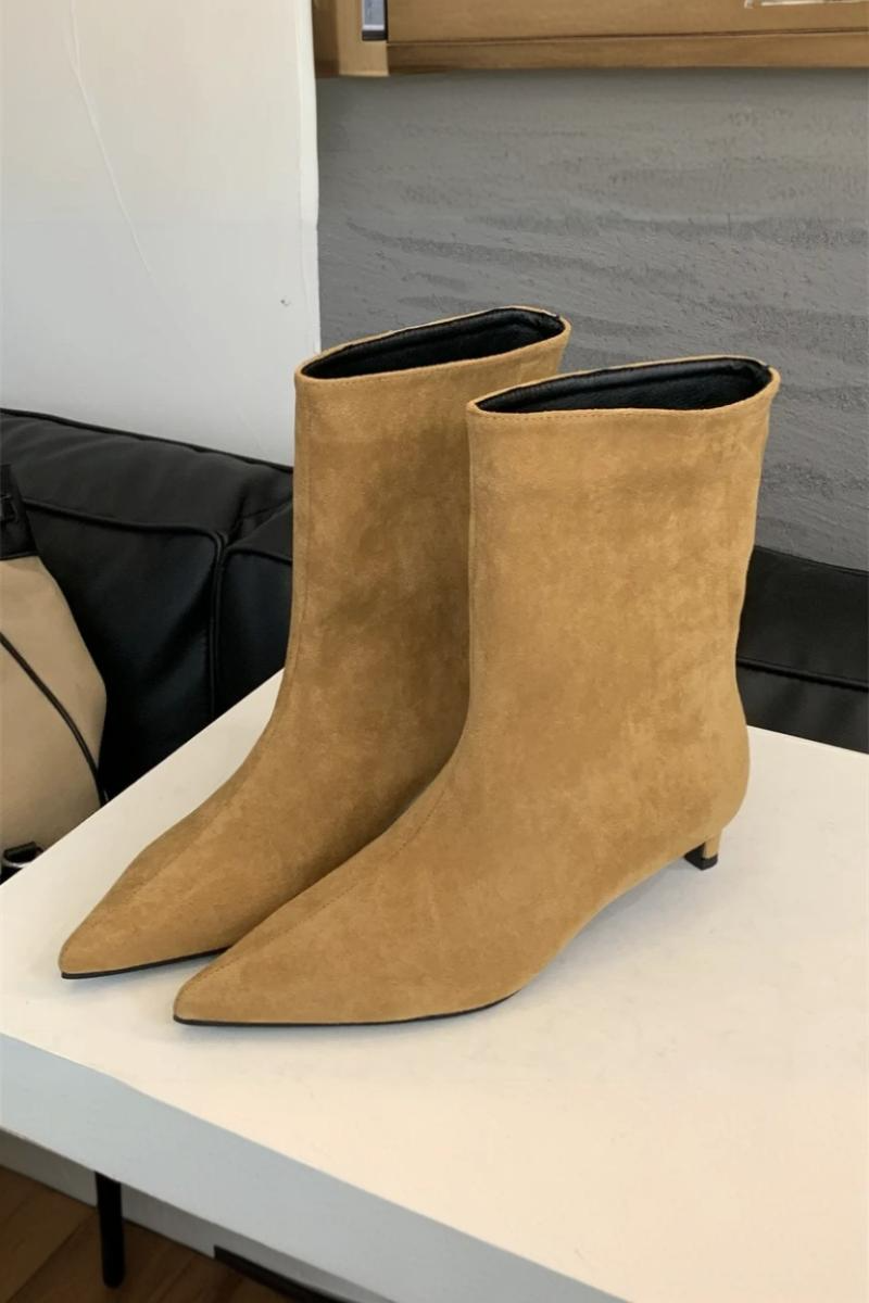 Elegante suède enkellaarsjes voor dames met spitse neus, lage kittenheel en minimalistisch instapdesign - zachte enkellaarsjes met suède-look voor smart casual kantoorkleding en verfijnde dagelijkse herfst- en wintermode