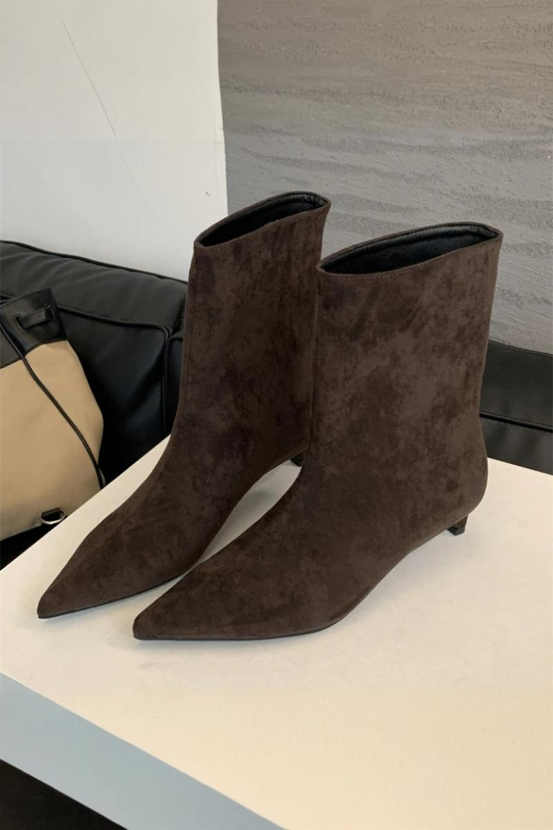 Elegante suède enkellaarsjes voor dames met spitse neus, lage kittenheel en minimalistisch instapdesign - zachte enkellaarsjes met suède-look voor smart casual kantoorkleding en verfijnde dagelijkse herfst- en wintermode