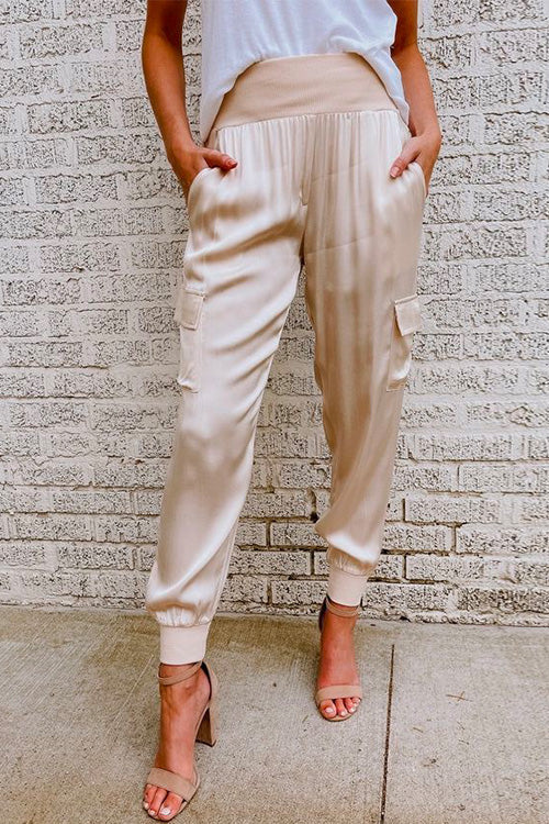 Pantaloni cargo da donna in raso con vita alta e fondo con risvolto