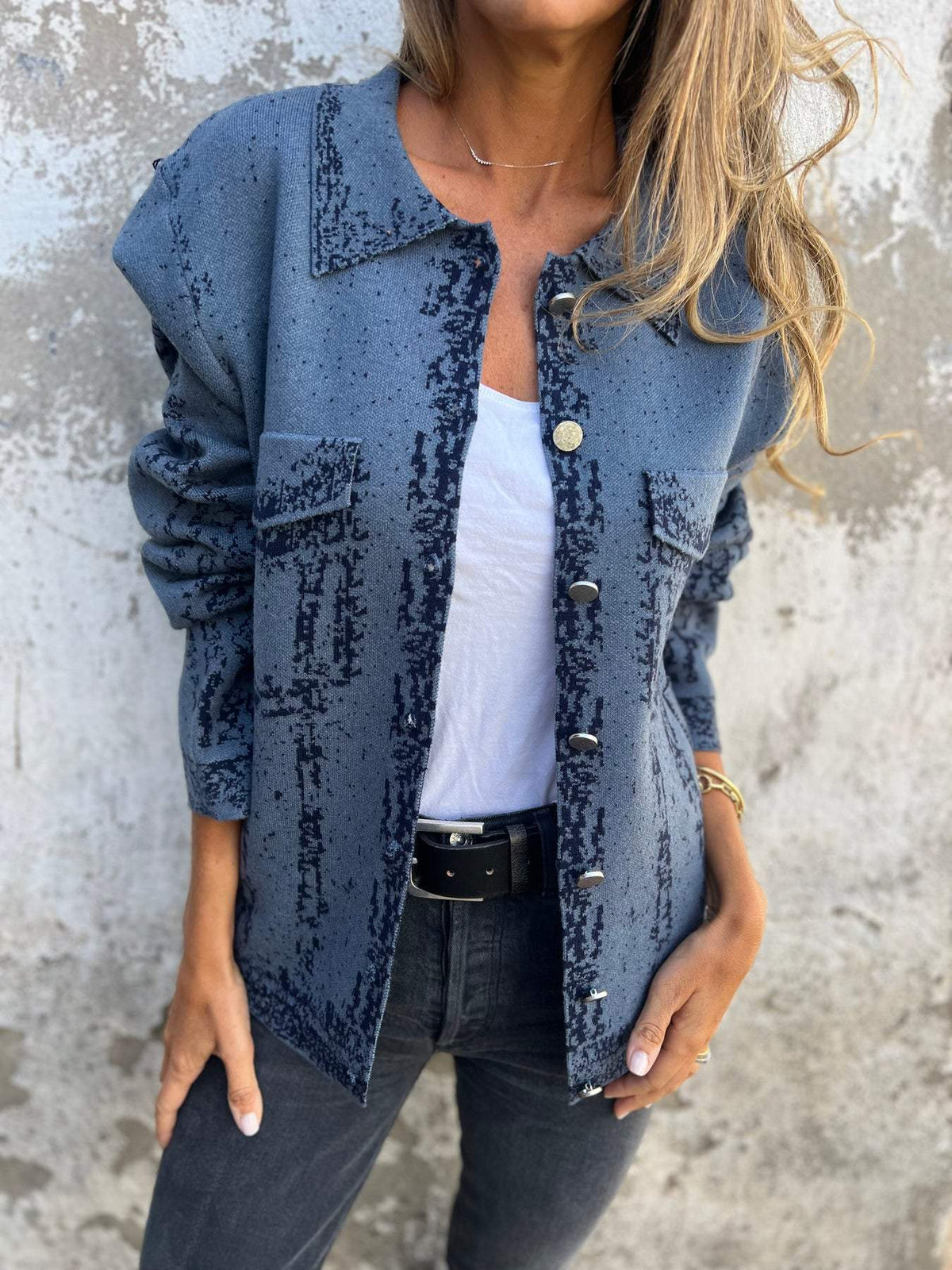 Damesjas van gebreide stof met textuur, knoopsluiting aan de voorkant en borstzakken – Relaxte bedrukte casual jas voor herfst en winter