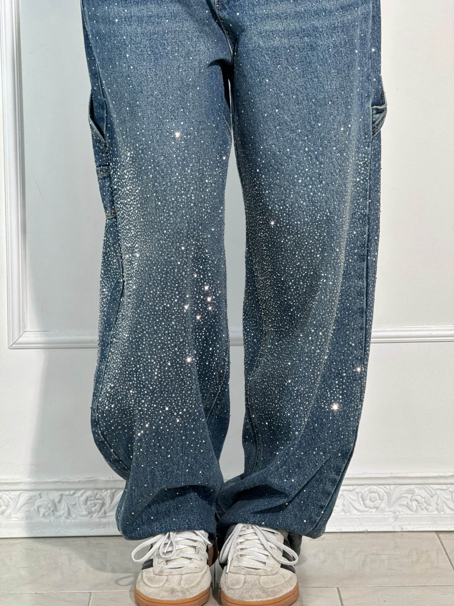 Women’s High-Waist Straight Leg Jeans with Crystal Details – Vintage Denim Look for All-Season Wear and Effortless Elegance