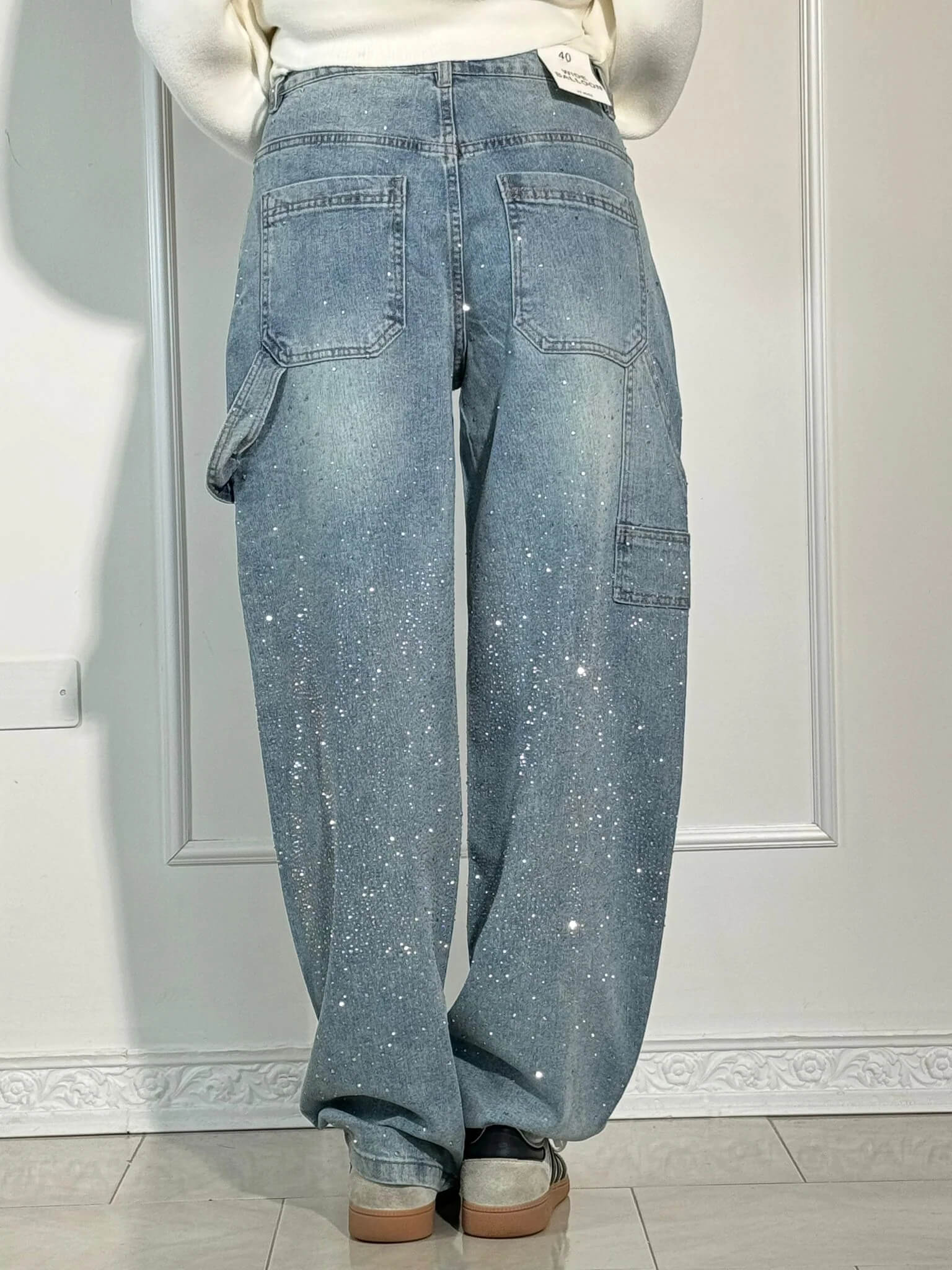 Women’s High-Waist Straight Leg Jeans with Crystal Details – Vintage Denim Look for All-Season Wear and Effortless Elegance