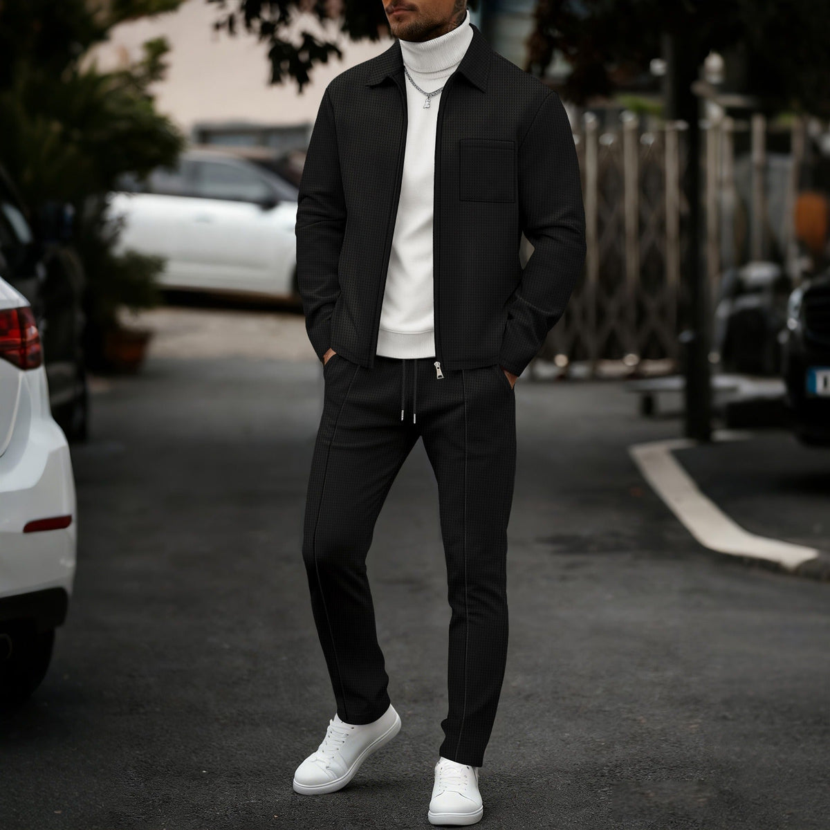 Strukturierter zweiteiliger Herrenanzug aus Jacke mit Reißverschluss und Hose - lässiges Smart-Casual-Outfit für Arbeit und Reisen im Alltag