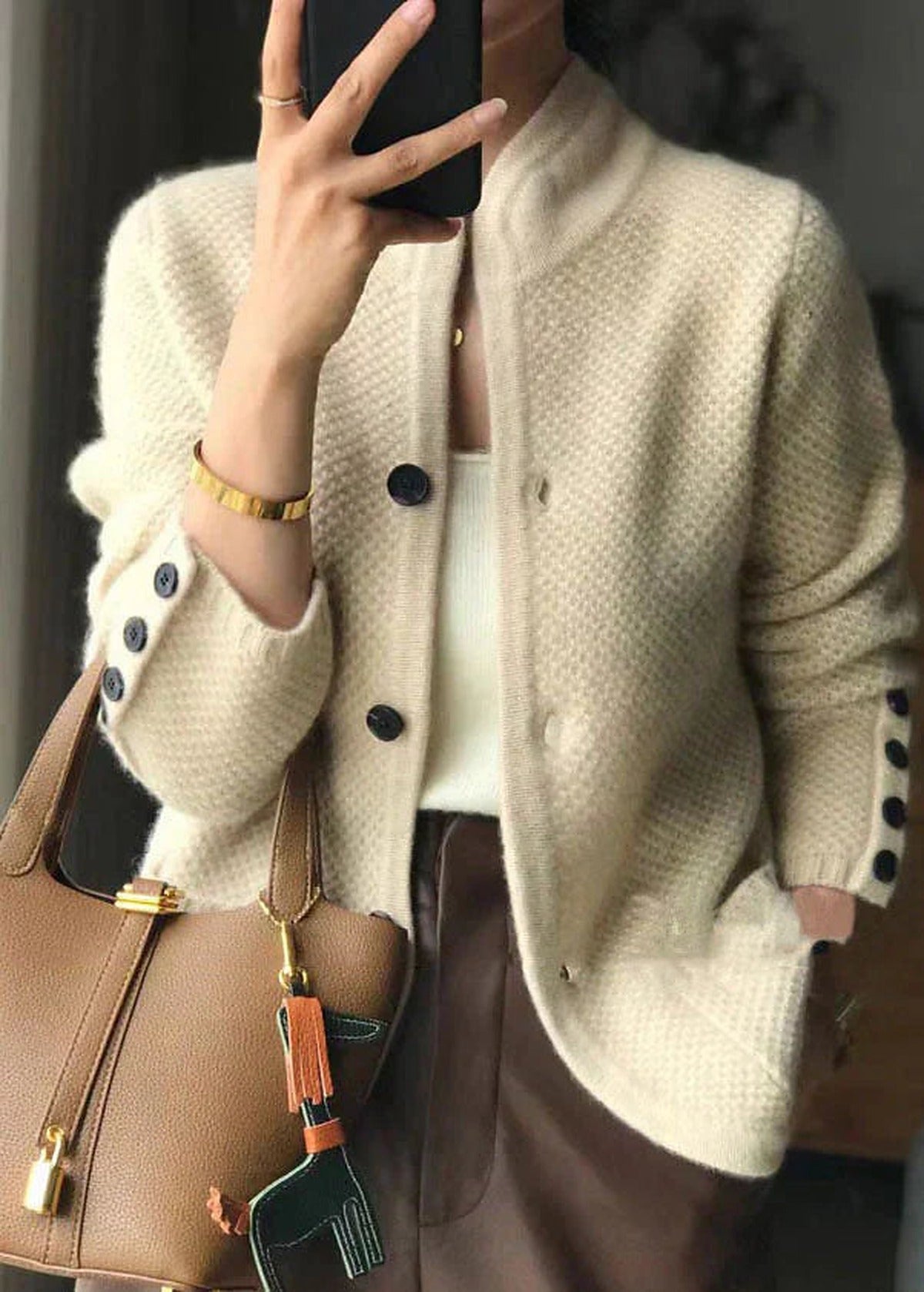 Dámský volný pletený kardigan na knoflíky - měkká strukturovaná vrstva pro elegantní ležérní styl, do práce, na podzim a zimu i pro každodenní nošení