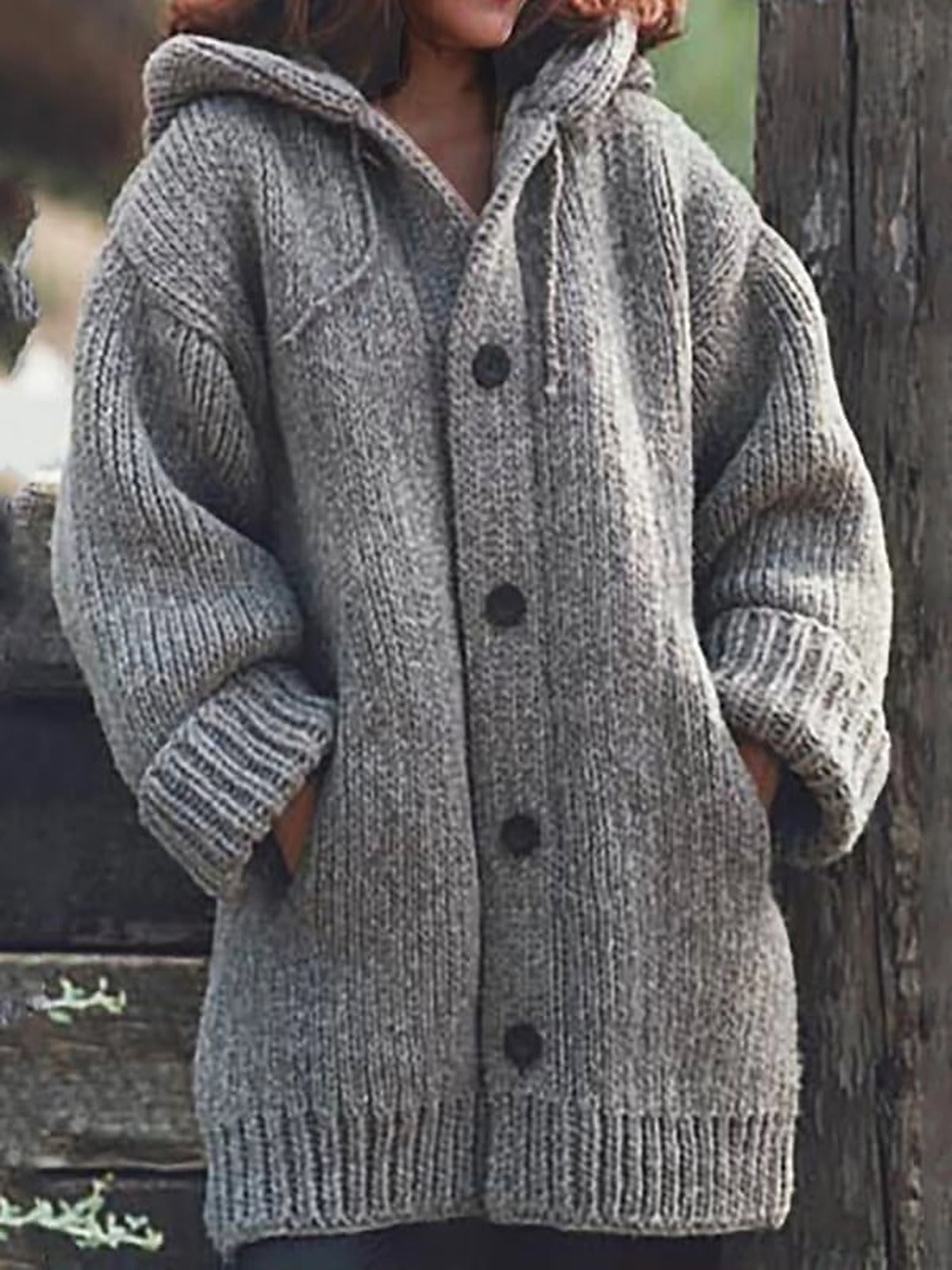 Dámský oversized pletený kardigan s kapucí - objemný dlouhý model na knoflíky s kapsami pro ležérní podzimní a zimní každodenní nošení