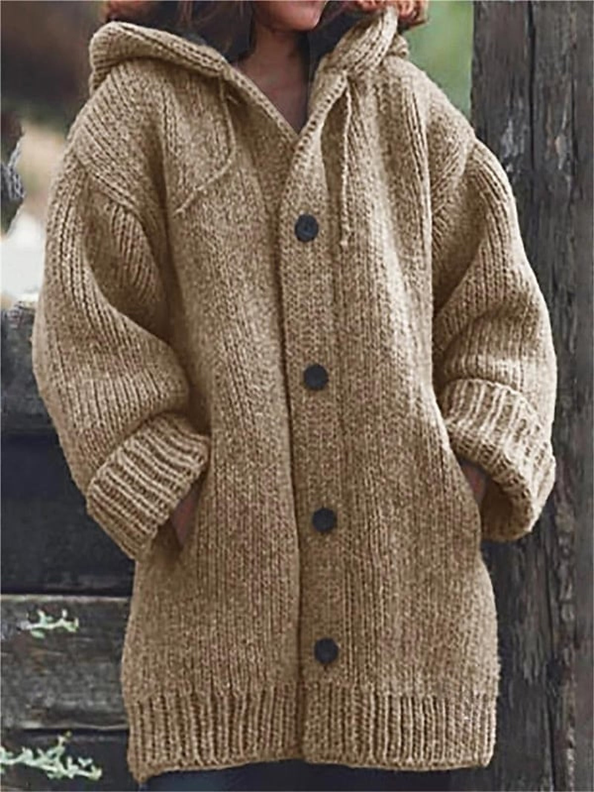 Dámský oversized pletený kardigan s kapucí - objemný dlouhý model na knoflíky s kapsami pro ležérní podzimní a zimní každodenní nošení