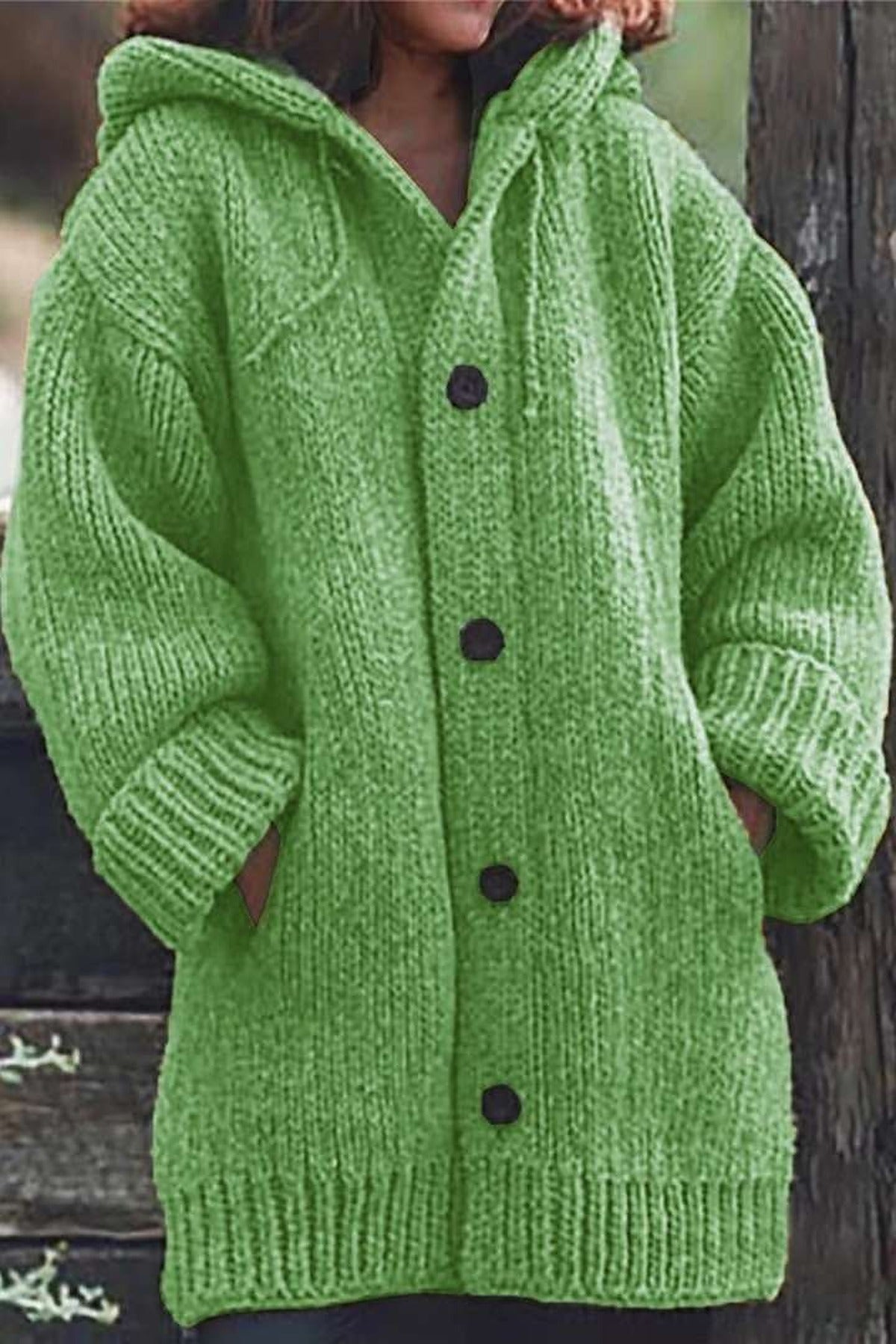 Dámský oversized pletený kardigan s kapucí - objemný dlouhý model na knoflíky s kapsami pro ležérní podzimní a zimní každodenní nošení