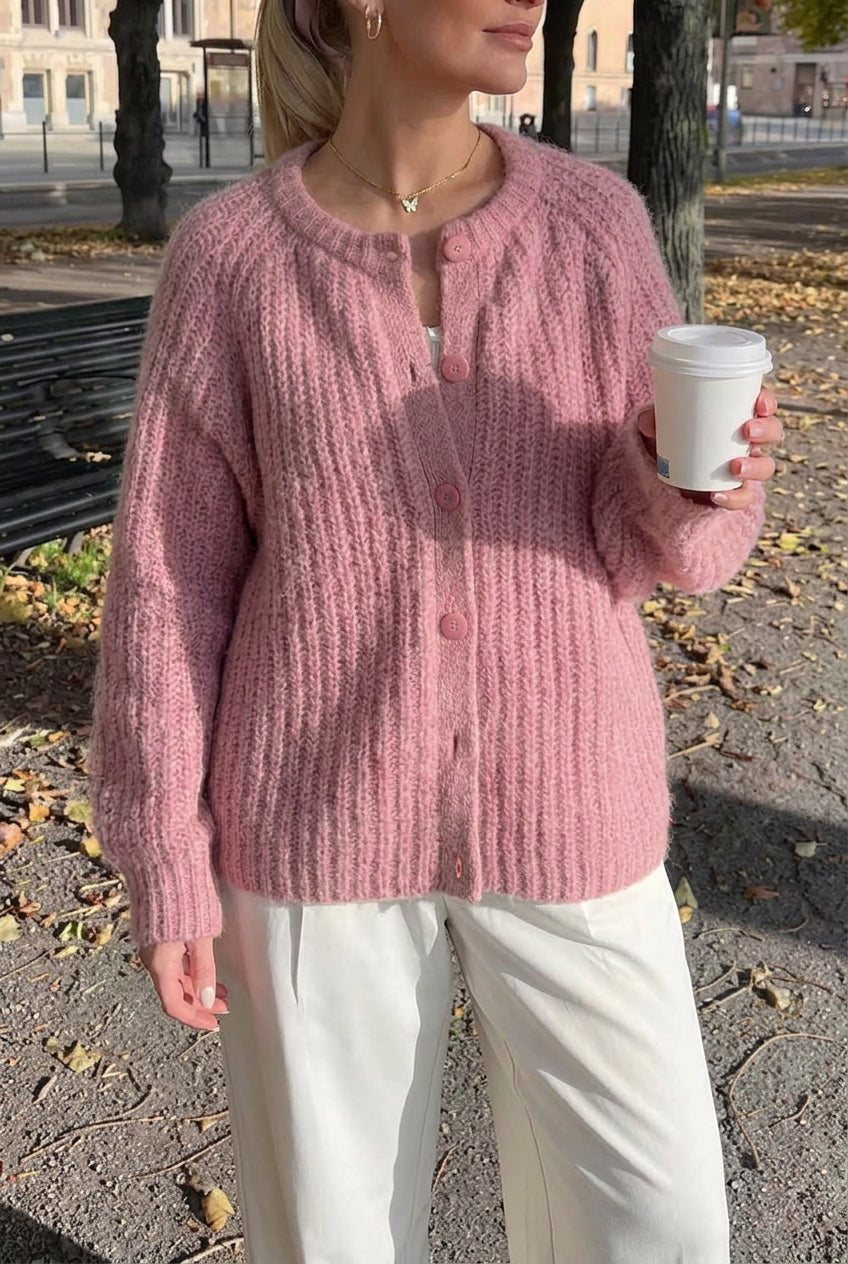 Cardigan tricotat de damă, moale și pufos, cu nervuri - cardigan lejer cu mâneci lungi, decolteu rotund și nasturi în față, pentru suprapuneri confortabile toamna și iarna
