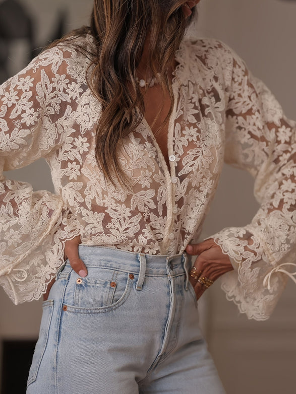 Blusa de encaje transparente para mujer con botones al frente y mangas acampanadas