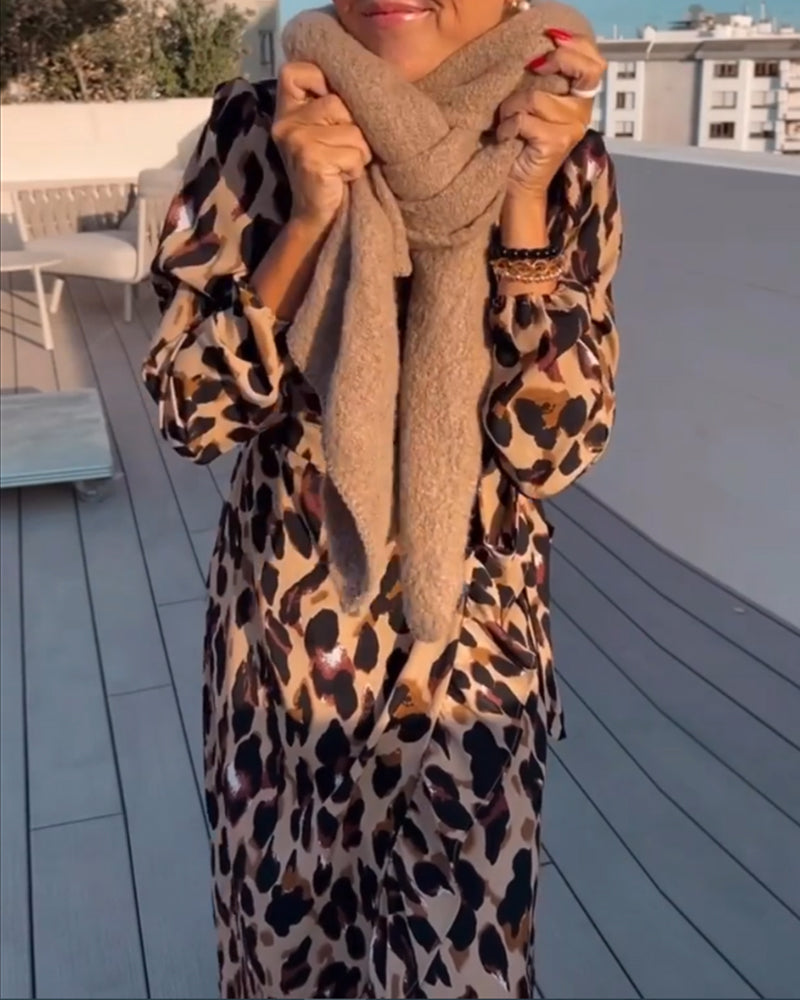 Damekjole med leopardprint – Elegant V-hals, A-formet midi, stilfuld afslappet festkjole