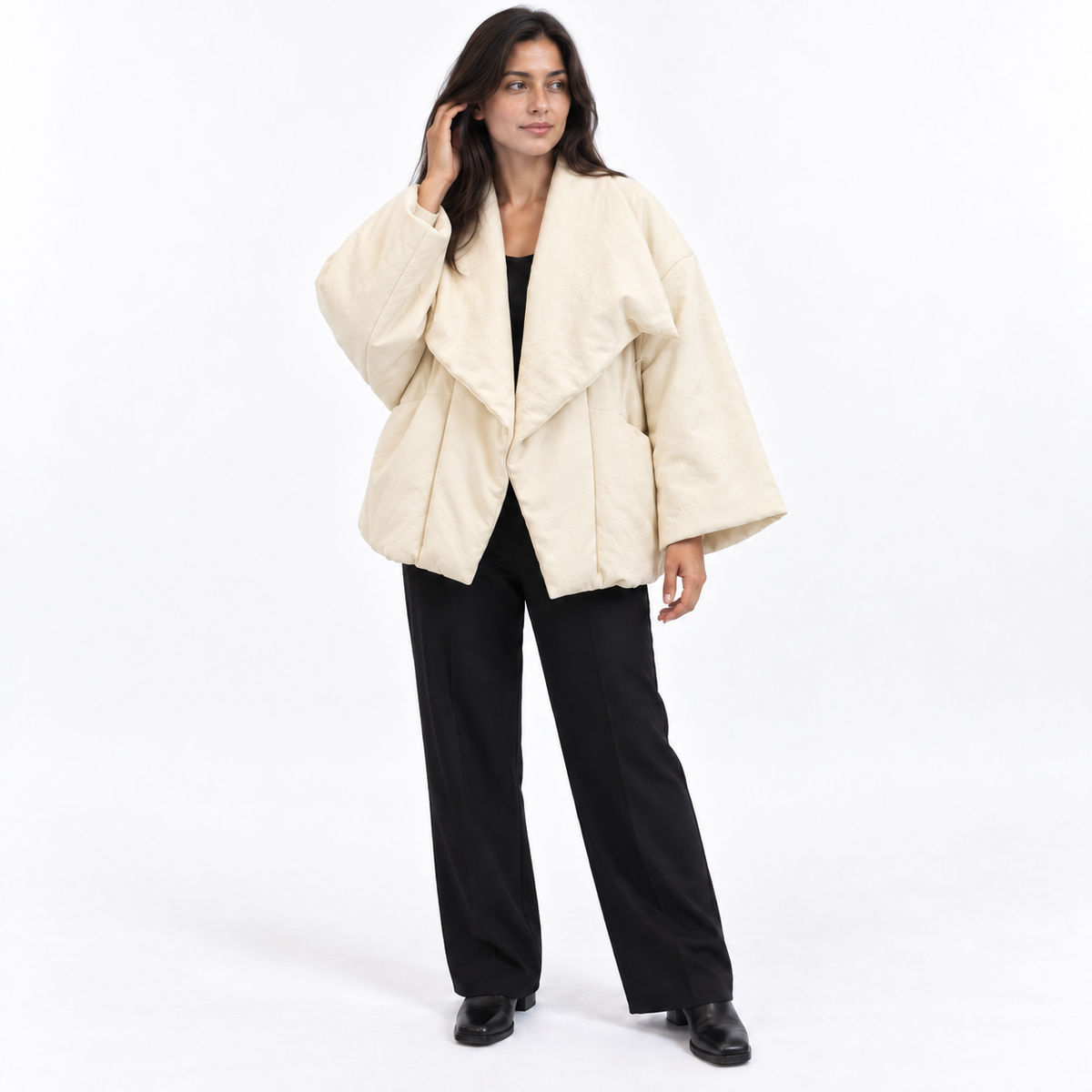 Dámska oversized zateplená bunda s vodopádovými klopami - voľný strih so širokými rukávmi a dĺžkou po boky na elegantné jesenné a zimné vrstvenie a elegantné ležérne outfity v meste