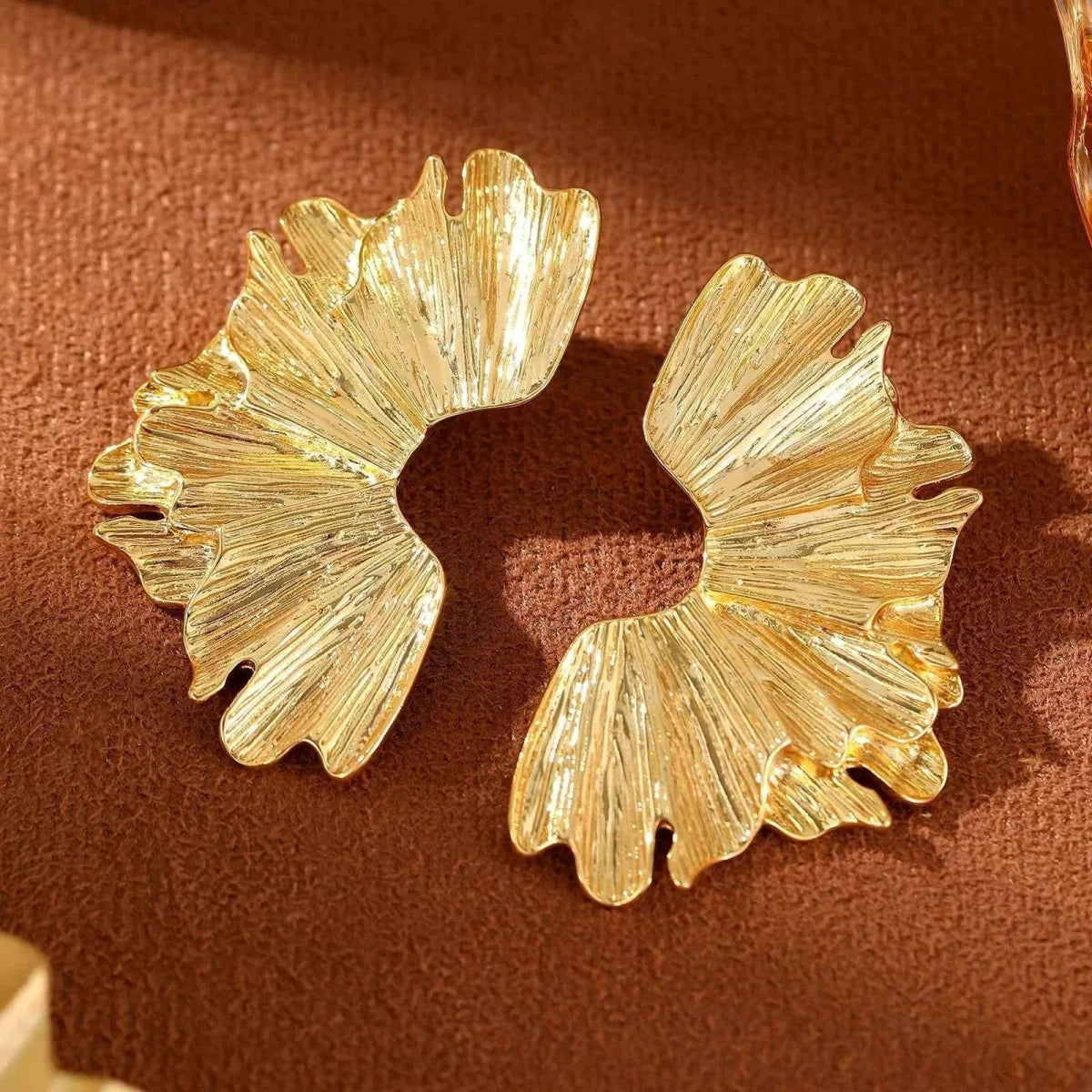 Ženske predimenzionirane teksturirane naušnice s motivom lista – skulpturalne upečatljive naušnice s klinom za elegantno večernje i svakodnevno nošenje