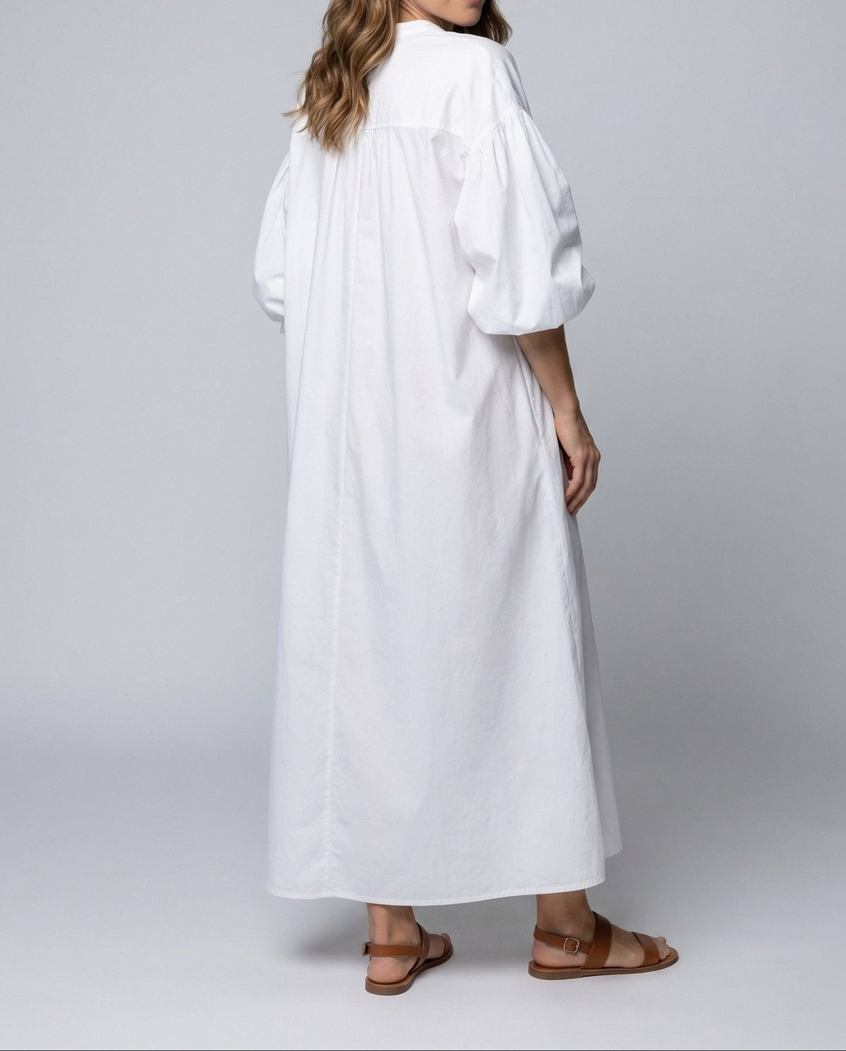 Vestido maxi caftan de mulher, com gola subida aberta e mangas balão – estilo evasé folgado para férias de verão e passeios descontraídos