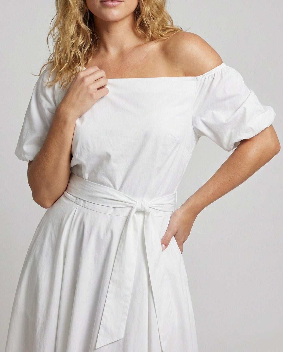 Bardot-Midikleid für Damen mit Puffärmeln und Bindegürtel – Modell mit weitem Rock für sommerliche Anlässe