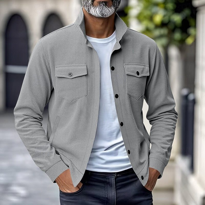 Ribstrikket overshirt-jakke til mænd - Lag-på-lag-model med kinakrave, knaplukning foran og brystlommer med klap til afslappet brug i overgangsvejr