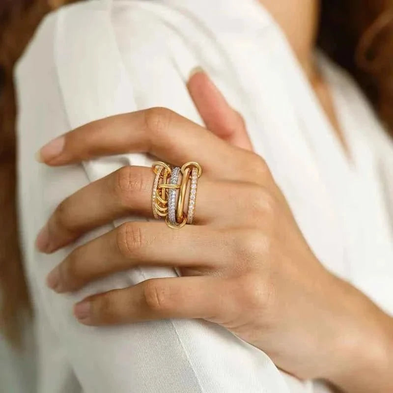 Anel de prata de lei com banho de ouro para mulher, para usar em conjunto – anel marcante em camadas com pedras pavé para um uso elegante no dia a dia e em ocasiões especiais