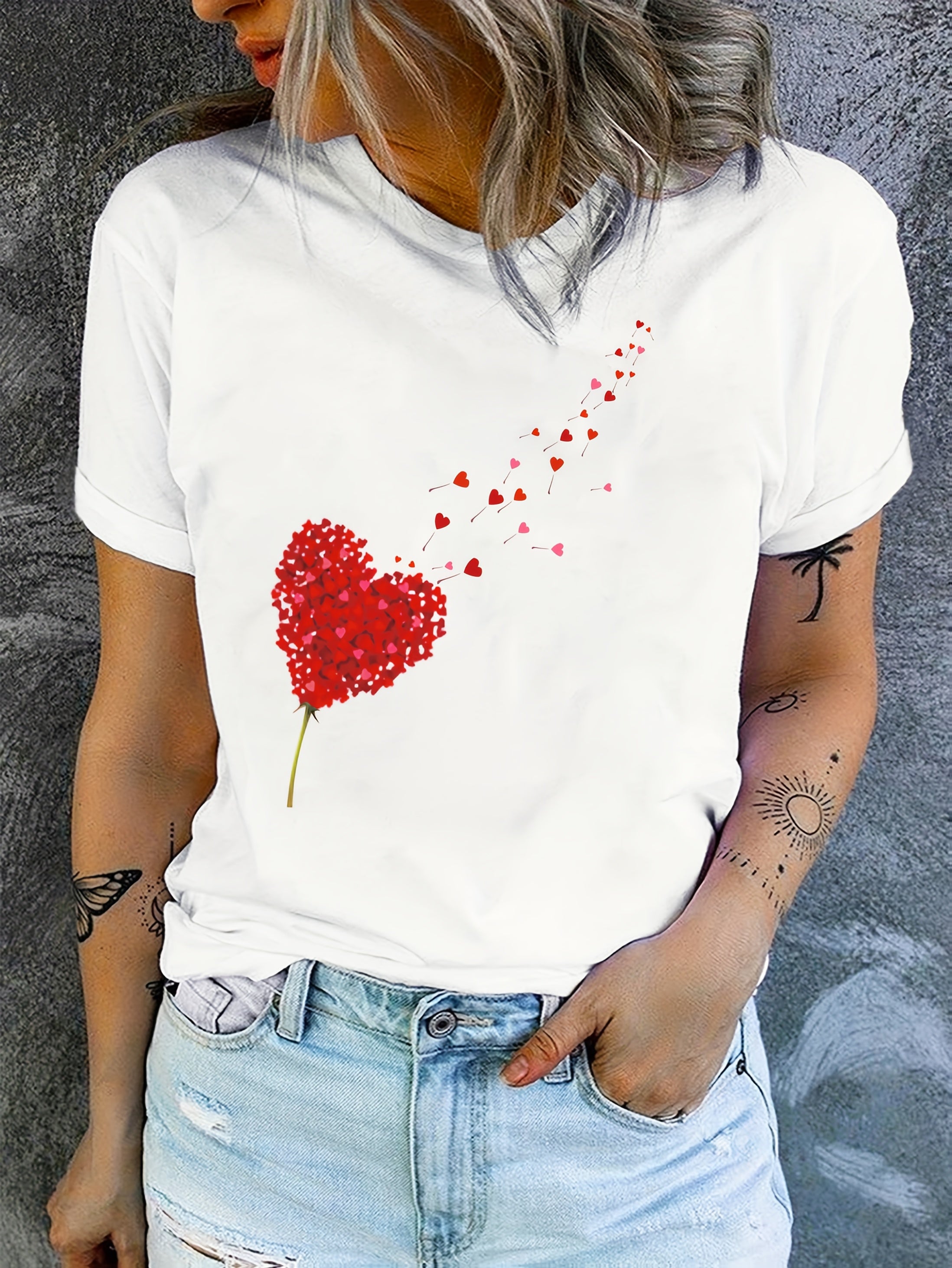 T-shirt da donna con stampa carina a cuori e fiori, scollo rotondo, morbido misto cotone e stile romantico casual per tutti i giorni