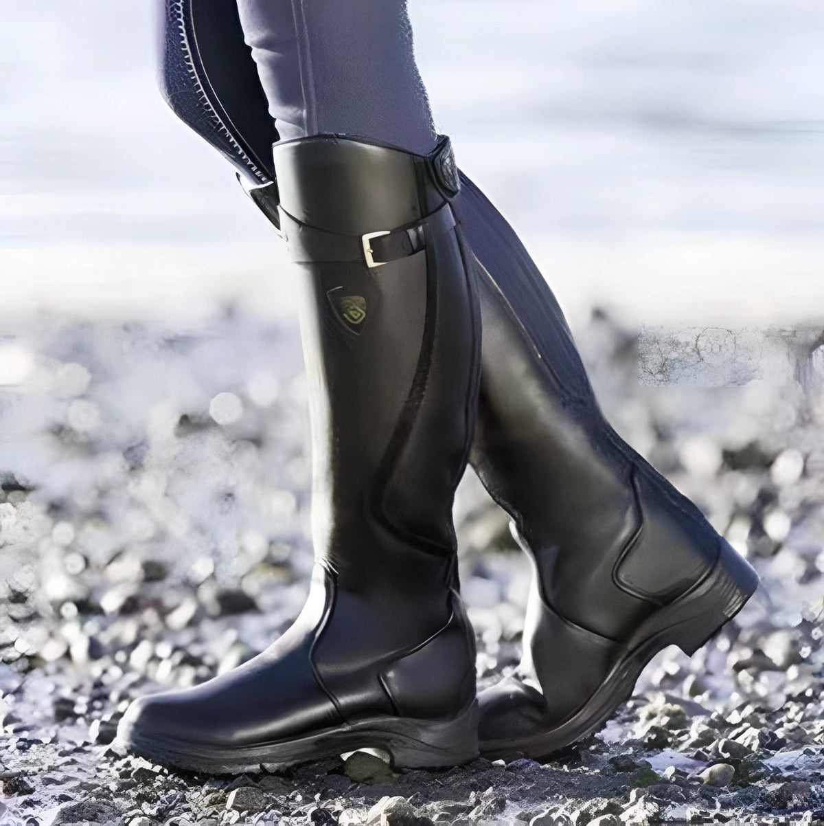 Botas de montar femininas impermeáveis até ao joelho – Botas ajustáveis com fivela e sola tratorada para tempo húmido
