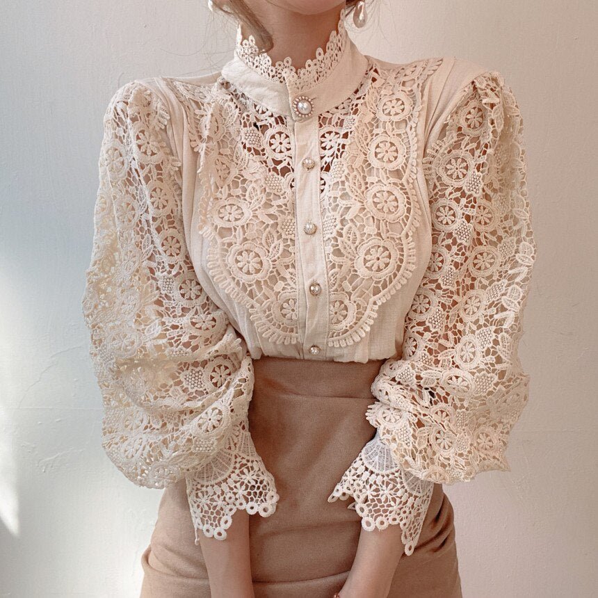 Elegante Spitzenbluse für Damen – Oberteil mit Stehkragen, Perlmuttknöpfen und transparenten langen Ärmeln für den Abend und gepflegte Freizeitlooks