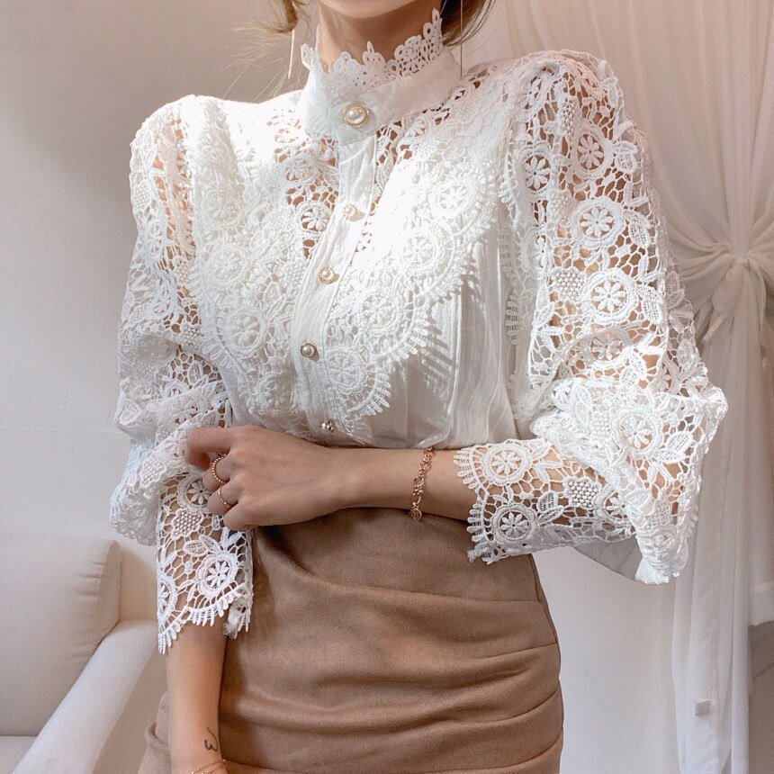 Elegante Spitzenbluse für Damen – Oberteil mit Stehkragen, Perlmuttknöpfen und transparenten langen Ärmeln für den Abend und gepflegte Freizeitlooks