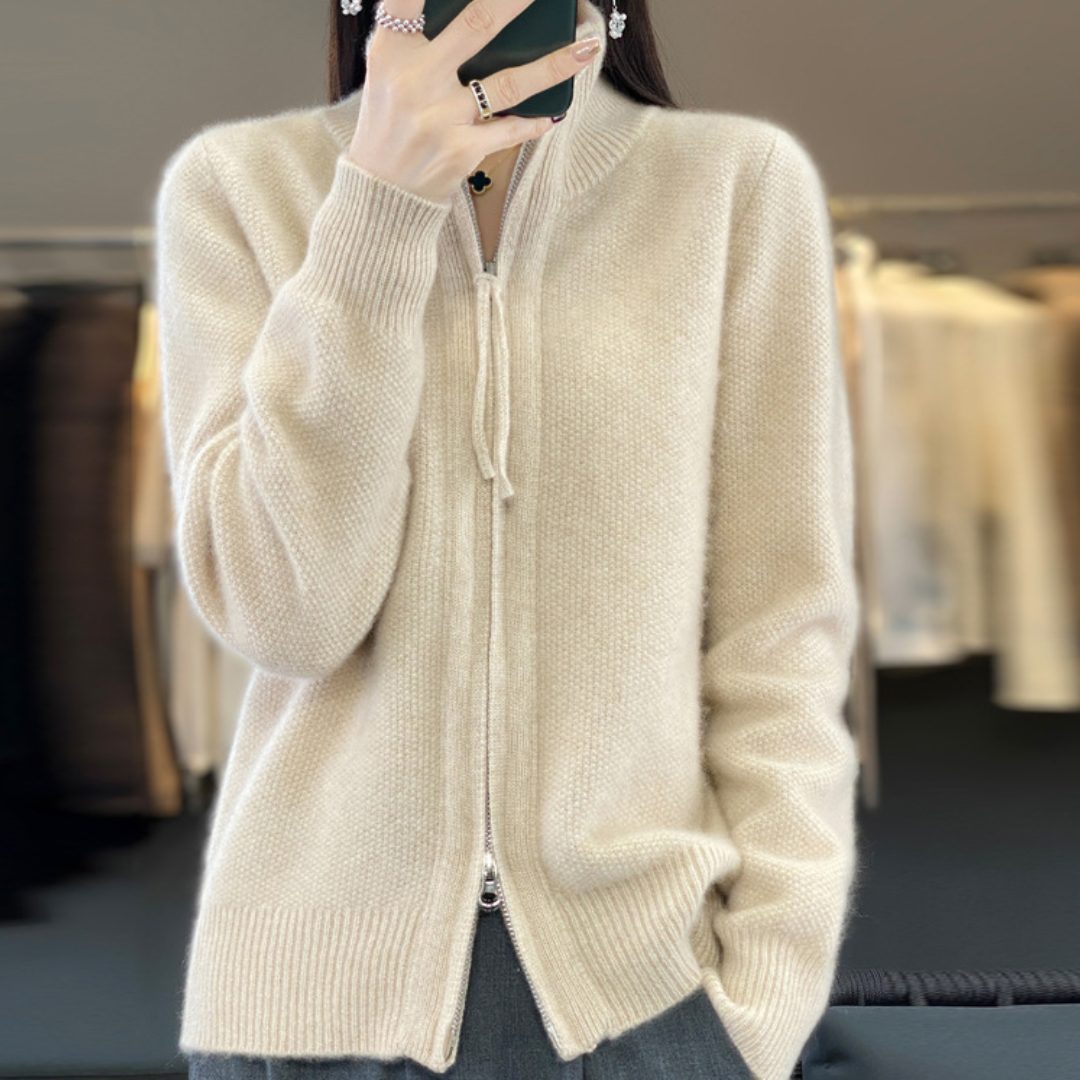 Dámský vlněný kardigan na zip – oversized pletený svetr s vysokým límcem, žebrovanými lemy a předními kapsami