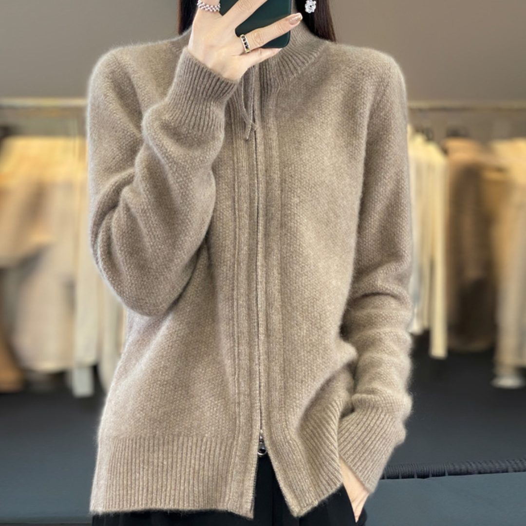 Dámský vlněný kardigan na zip – oversized pletený svetr s vysokým límcem, žebrovanými lemy a předními kapsami
