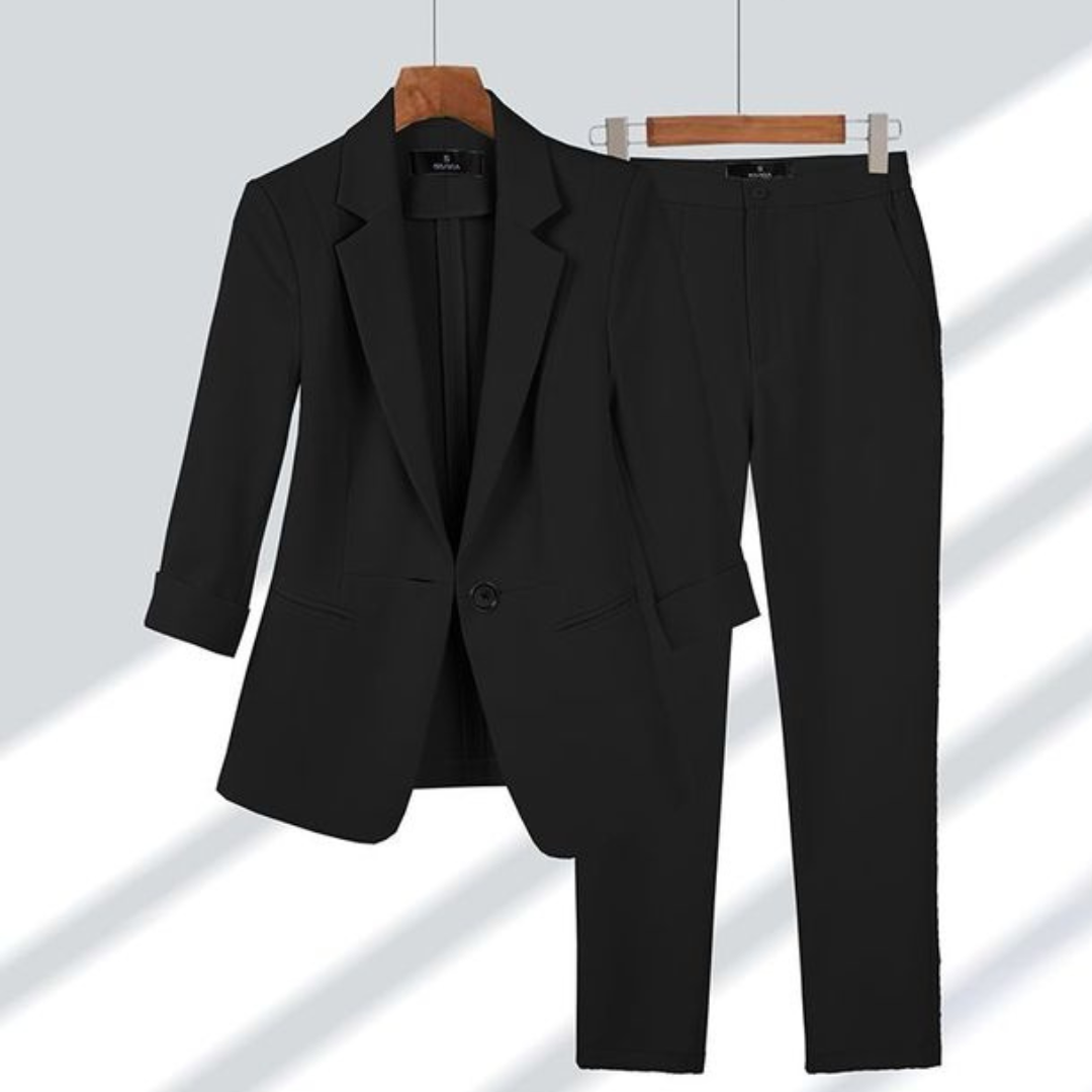 Completo da donna con blazer e pantaloni slim fit – tailleur sartoriale da ufficio per il lavoro e gli eventi eleganti