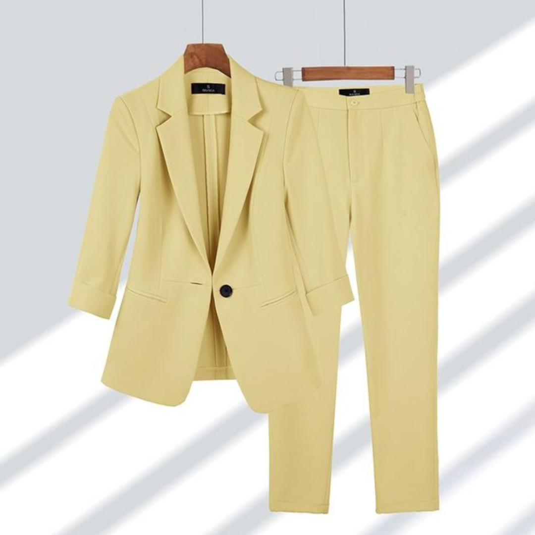 Completo da donna con blazer e pantaloni slim fit – tailleur sartoriale da ufficio per il lavoro e gli eventi eleganti