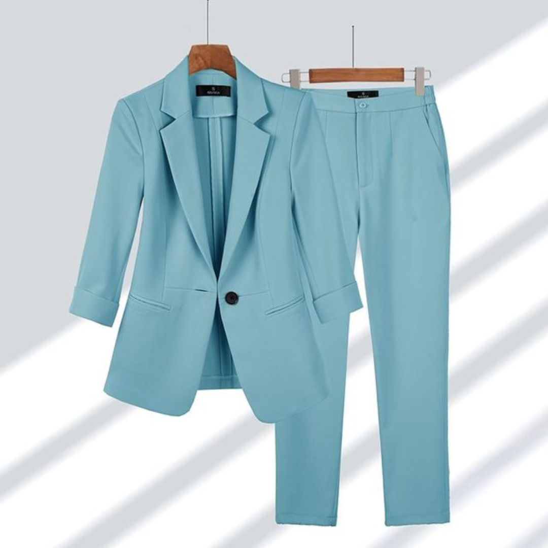 Completo da donna con blazer e pantaloni slim fit – tailleur sartoriale da ufficio per il lavoro e gli eventi eleganti