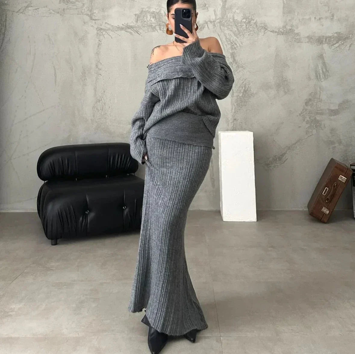 Damesgebreide trui met blote schouders en geribde stof met aansluitende maxi-rok – Elegante ontspannen tweedelige co-ord voor herfst en winter
