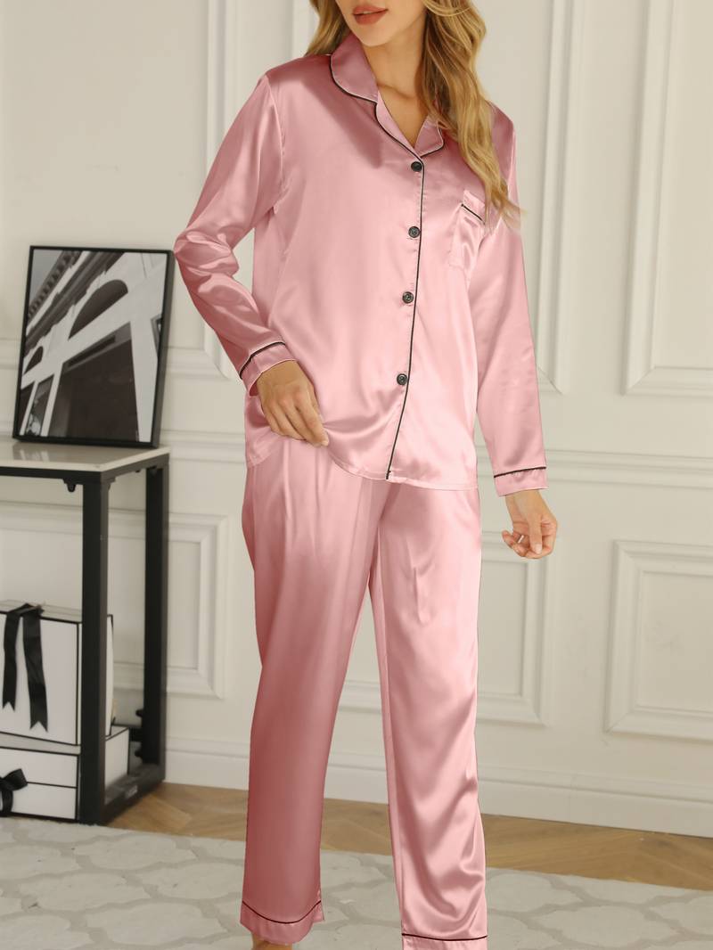 Dame sæt i satin pyjamas med knapper foran til afslapning