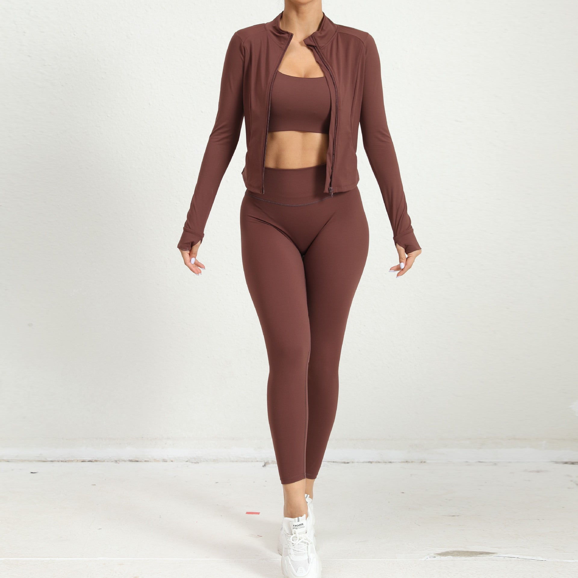 Completo sportivo da donna in tre pezzi con giacca con zip