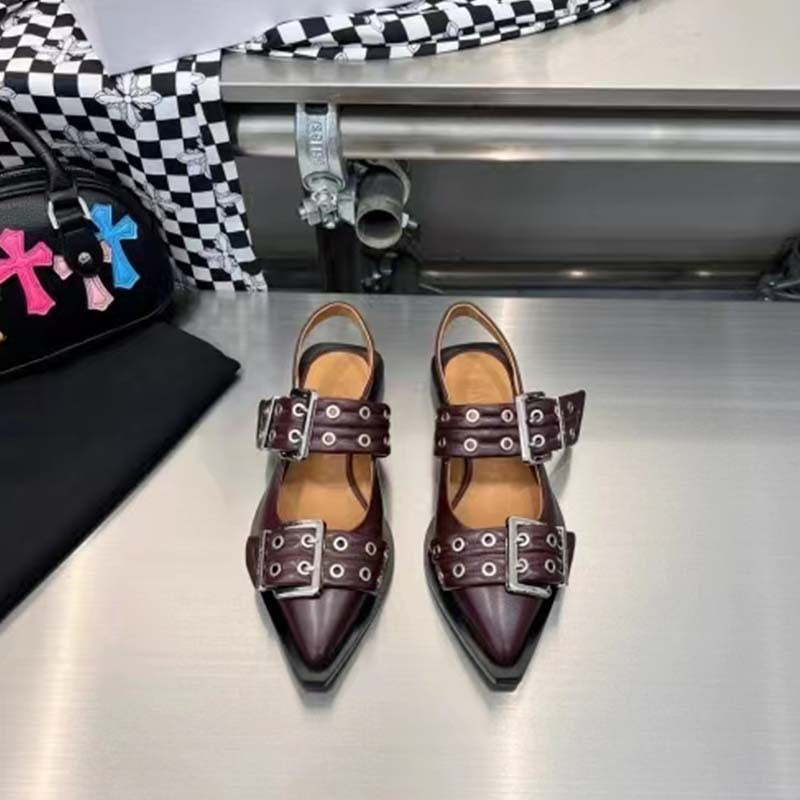 Γυναικείες slingback μπαλαρίνες με μυτερή μύτη και αγκράφα - Παπούτσια με όψη λουστρίνι, πολλαπλά λουράκια και λεπτομέρεια με τρουκ για smart casual και urban ντύσιμο