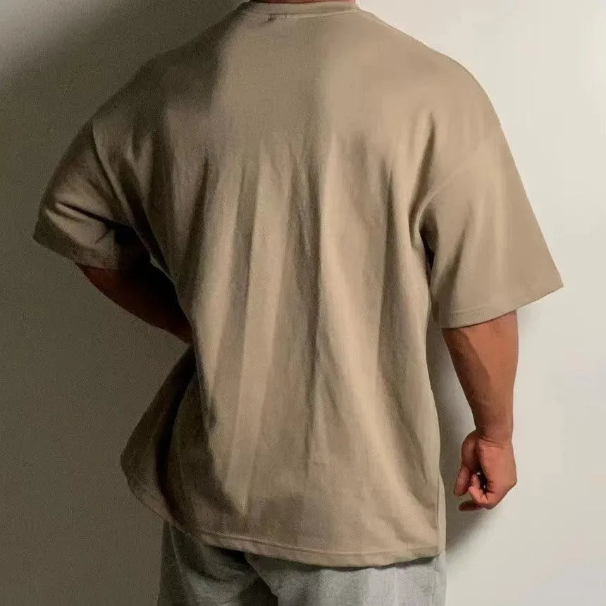 Pánské oversized fitness tričko – volný tréninkový top s kulatým výstřihem a spadlými rameny