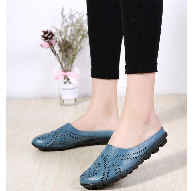 Women’s Closed-Toe Flat Mules with Perforated Upper and Textured Sole – Backless Slip-On Shoes for Everyday and Smart Casual Outfits