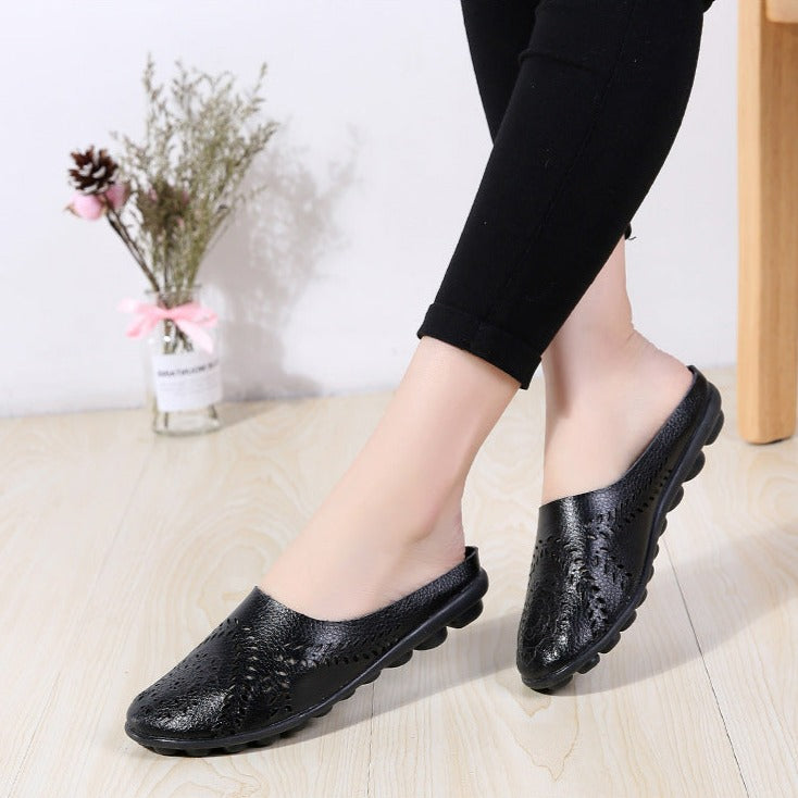 Women’s Closed-Toe Flat Mules with Perforated Upper and Textured Sole – Backless Slip-On Shoes for Everyday and Smart Casual Outfits
