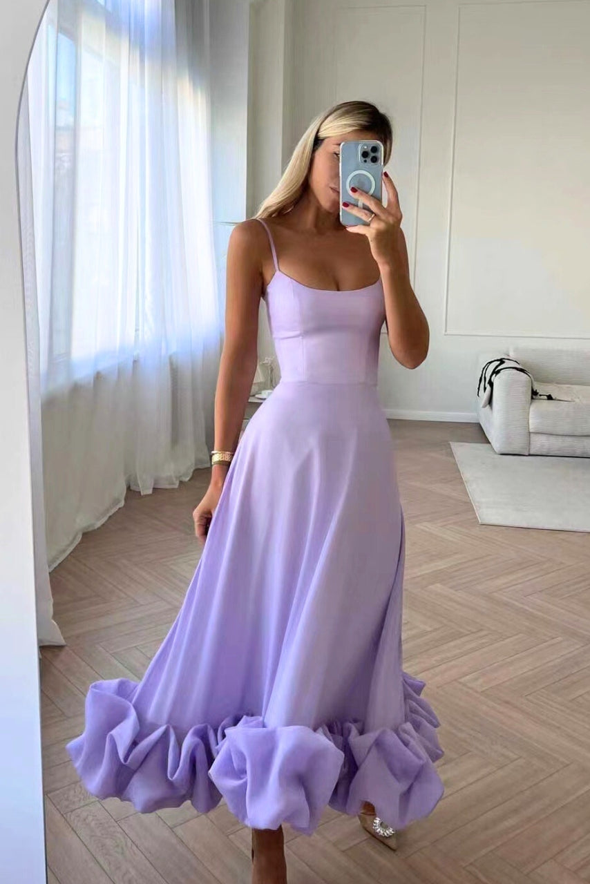 Dámské maxi šaty s volánovým lemem – elegantní styl na tenkých ramínkách pro svatební hosty