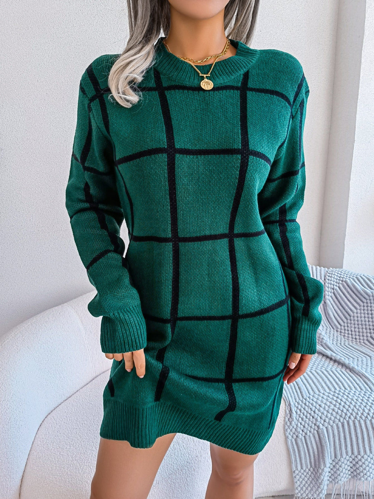 Rochie mini de damă tricotată cu model în carouri - rochie mulată cu mâneci lungi și decolteu rotund, pentru ținute elegante de toamnă și iarnă