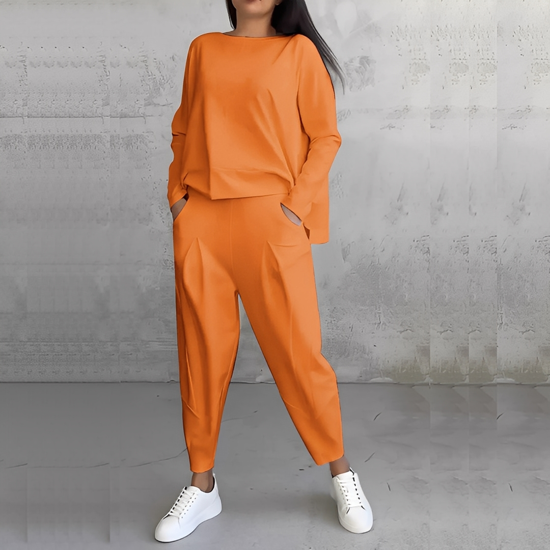 Dámsky voľný top s okrúhlym výstrihom a dlhými rukávmi a nohavice zúžené pri členkoch – minimalistický dvojdielny ležérny outfit na každodenné nosenie