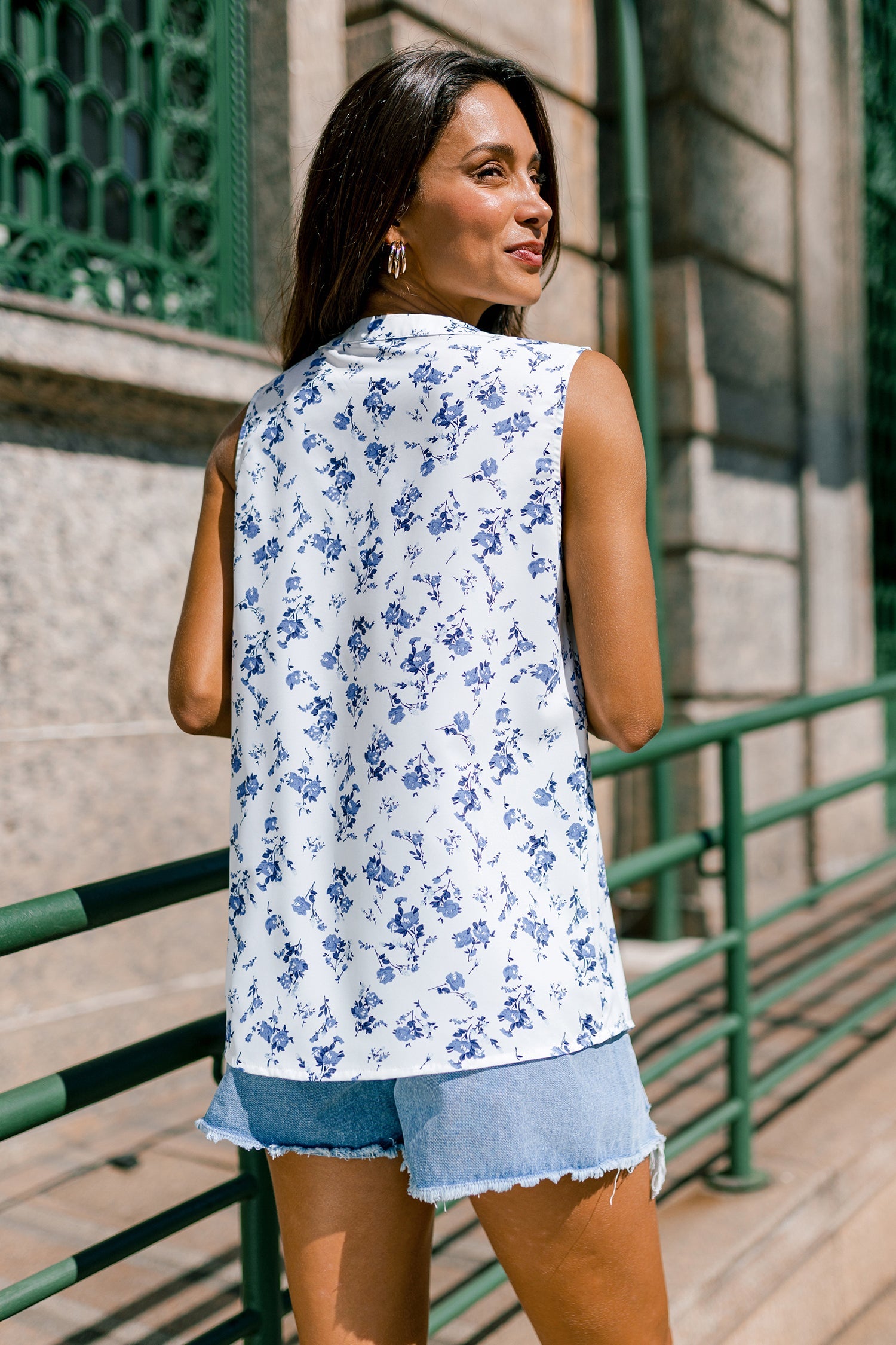 Damebluse uden ærmer med blomsterprint, afslappet sommerpasform