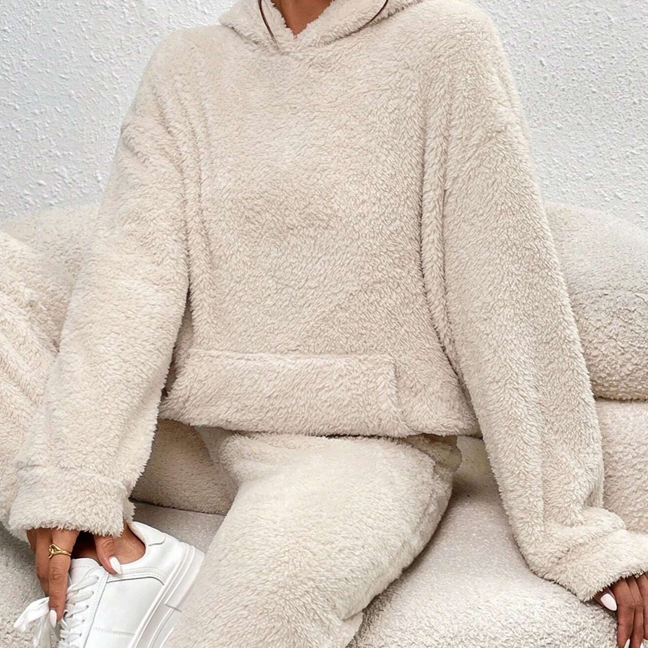 Conjunto de descanso de peluche para mujer: dos piezas de forro polar con capucha para relajarse en invierno