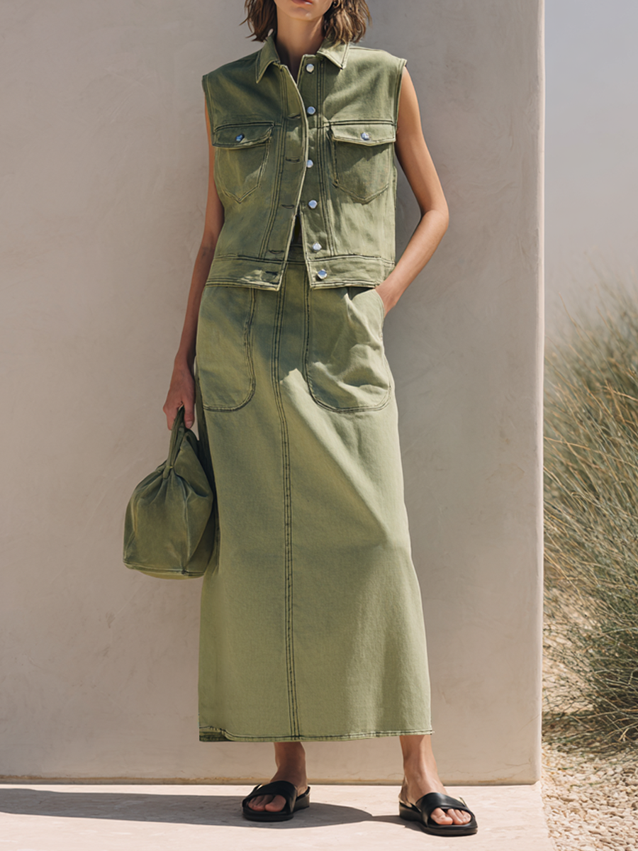 Conjunto feminino de saia maxi em ganga lavada com duas peças - colete utilitário sem mangas com botões à frente e saia comprida com detalhe de bolsos para um look casual do dia a dia