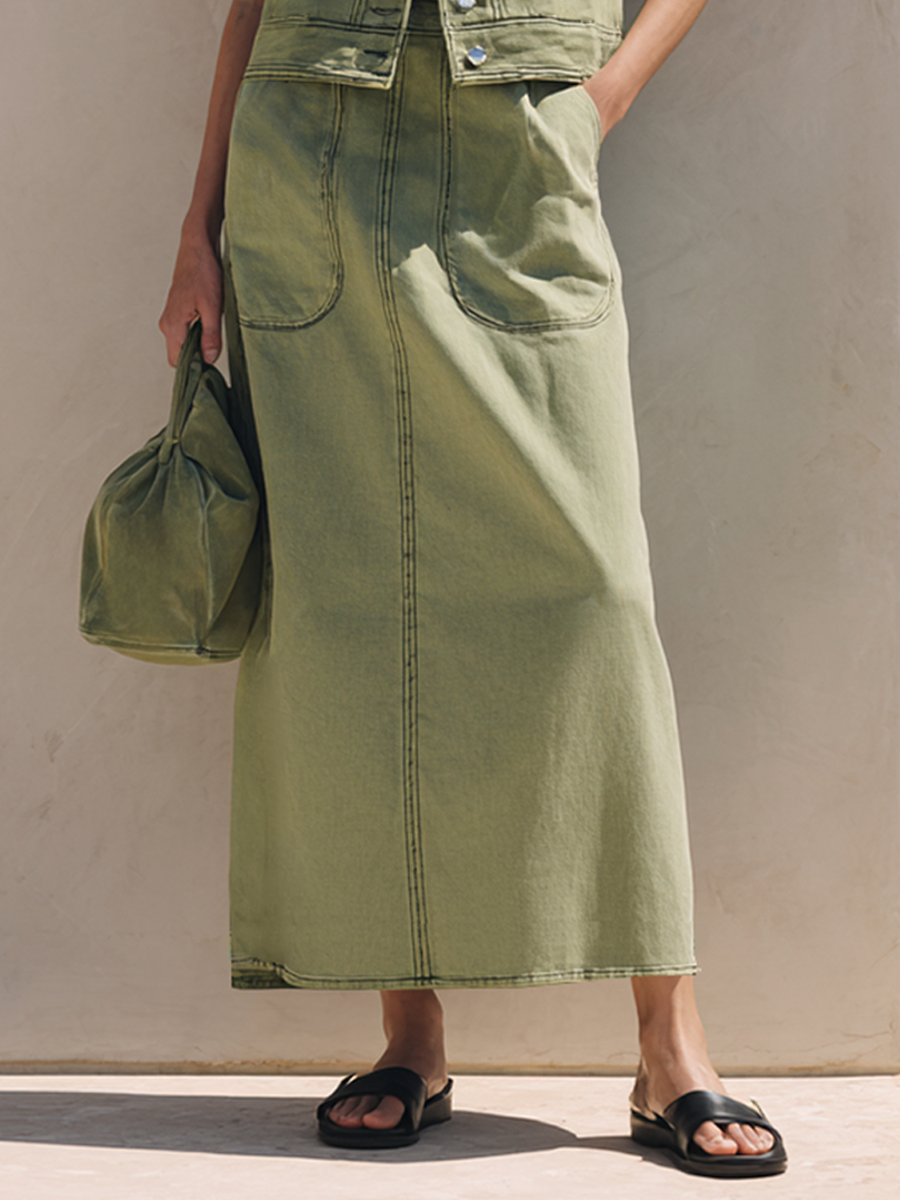 Conjunto feminino de saia maxi em ganga lavada com duas peças - colete utilitário sem mangas com botões à frente e saia comprida com detalhe de bolsos para um look casual do dia a dia