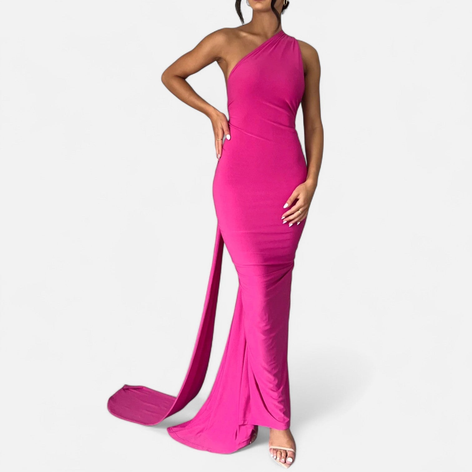 Elegant maxi-kjole til kvinder med én skulder og halterneck – figursyet kjole til aftenarrangementer