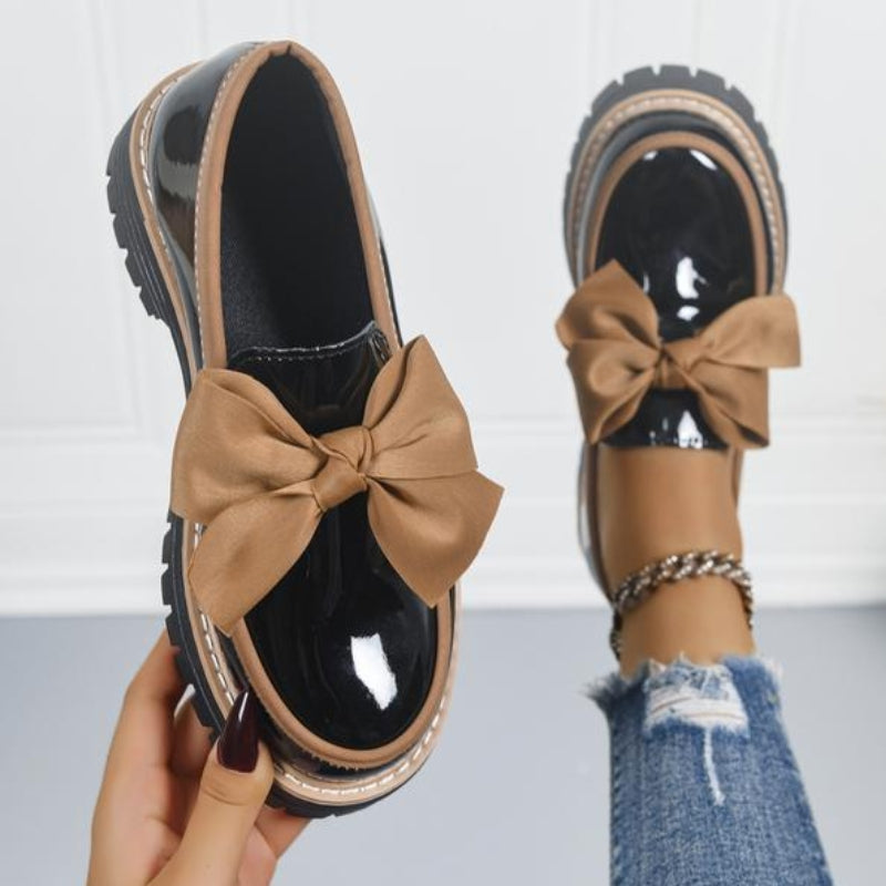 Mocasines de plataforma para mujer con acabado de charol, detalle de lazo y diseño sin cordones