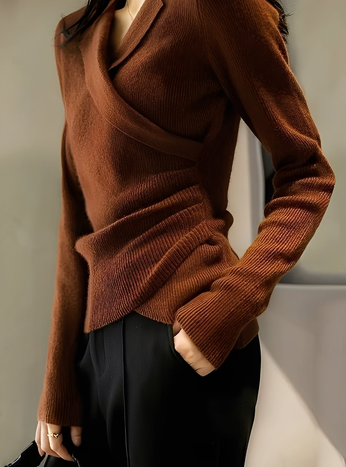 Pulover elegant de damă din tricot reiat, cu croială petrecută - top cu guler, decolteu în V, mâneci lungi și tiv asimetric, pentru ținute smart casual